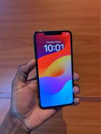 A picture of iPhone XS Max 256gb clean