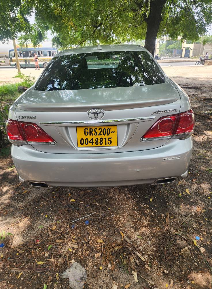A picture of Toyota Crown GRS 200 ya 2010