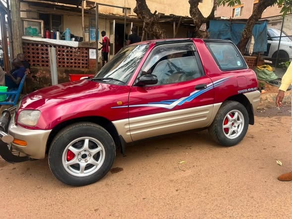 A picture of 1999 Toyota RAV4