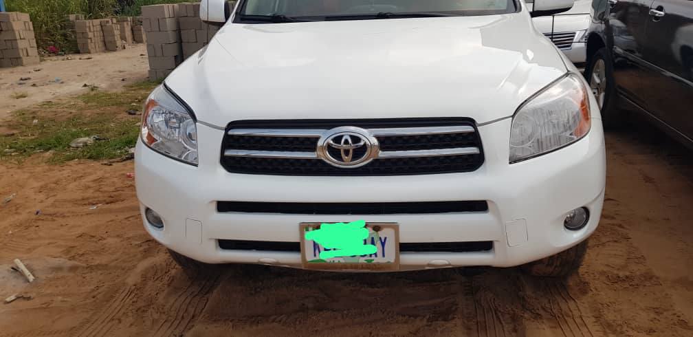 A picture of Toyota RAV4. 08. 8.1m slightly