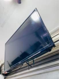 A picture of Saachi 32 Inch Digital Tv With A Broken Screen With