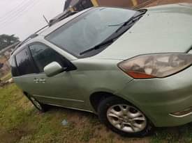A picture of 2006 Toyota seana 206