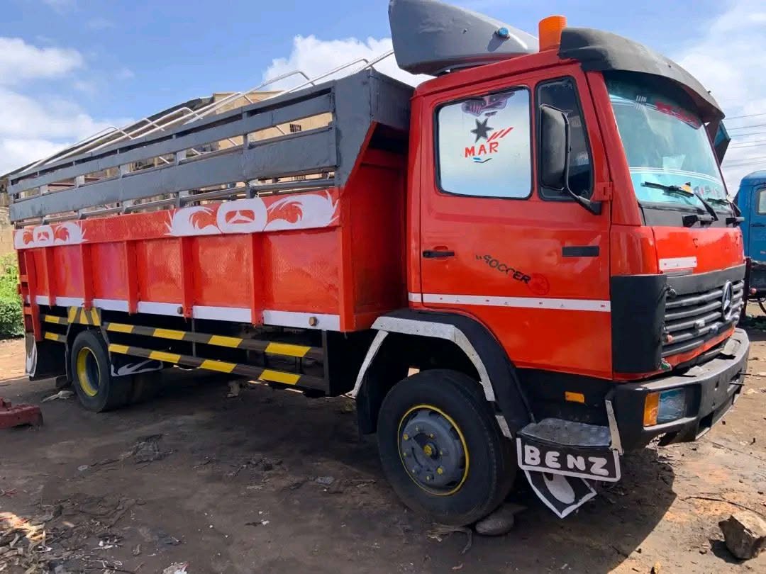 A picture of Mercedes truck 09014282164