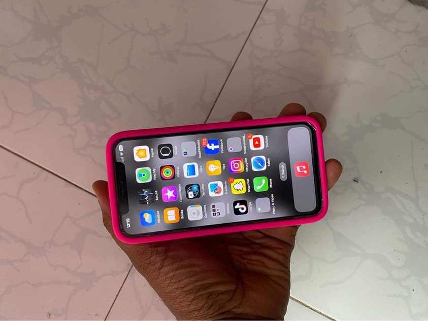 A picture of I phone 11 pro gb 64