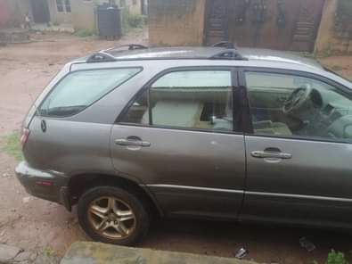 A picture of Lexus Rx300 engine gear Ac chilling extremely clean buy and
