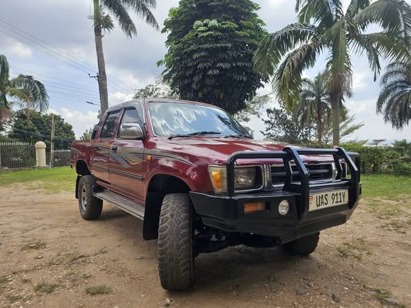 A picture of Toyota Hilux 1995 3L Diesel Manual UGX 25M WhatsApp 0726057699