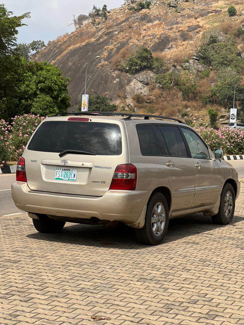 A picture of TOYOTA HIGHLANDER 2006