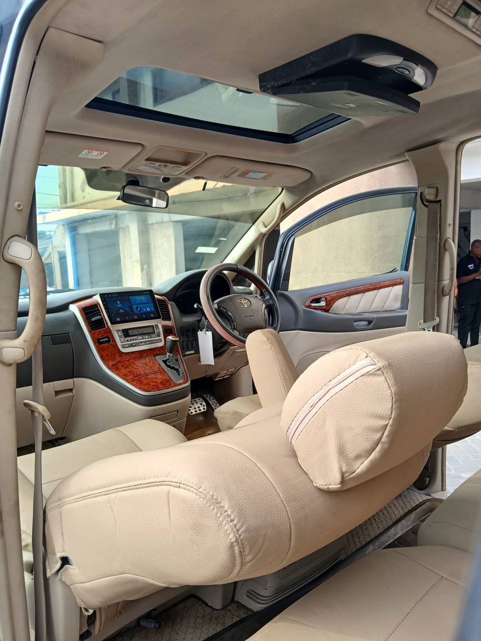 A picture of Toyota Alphard