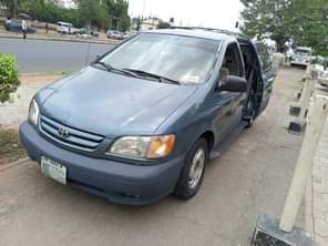 A picture of Toyota sienna 2002 model 4 sale Clean first body and