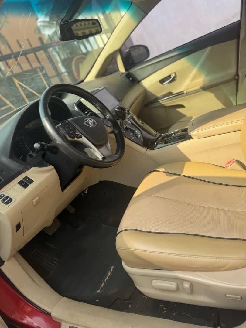 A picture of Toyota Venza 2011 V4...