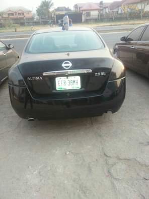 A picture of Nissan altima 2010 model Engine and gear is percent AC