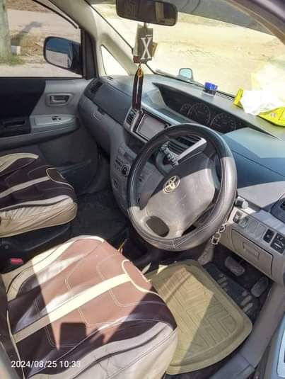 A picture of TOYOTA NOAH
