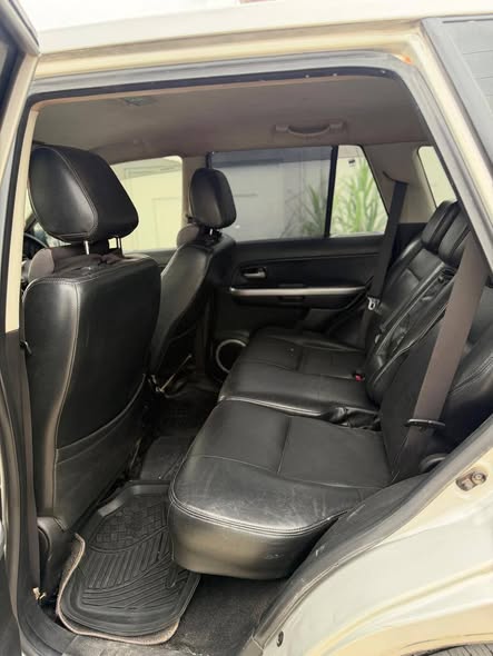 A picture of SUZUKI ESCUDO 2006 Silver Colour J20 Engine 1990cc Low Mileage