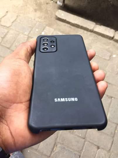 A picture of Samsung a72 128gb Ram 8 Camera kali sana Tsh 260