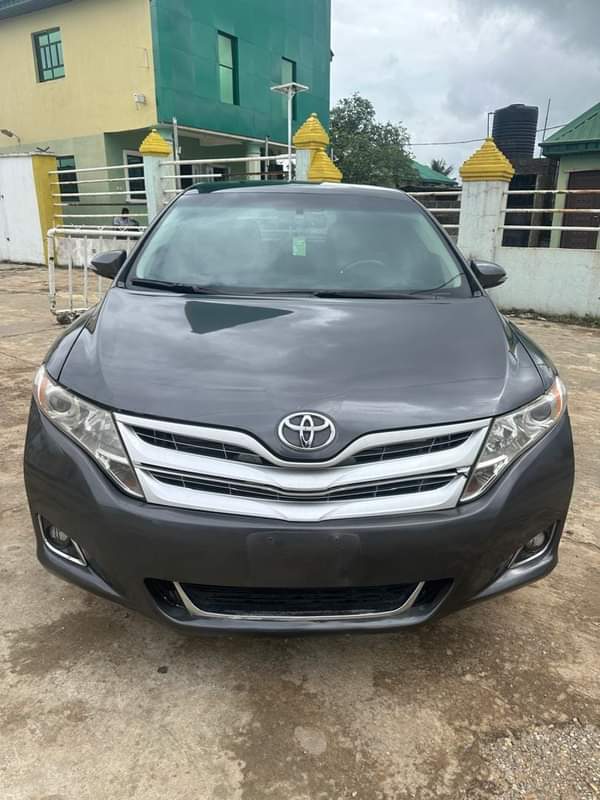 A picture of 2010 VENZA REG Pure toks standard fullest option with panoramic