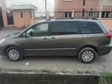 A picture of Toyota Sienna 2004