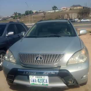 A picture of Neat Lexus rx330 2005 first body