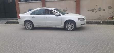 A picture of Volvo S80 with untouch engine gear catalyst unpainted body 2.6m