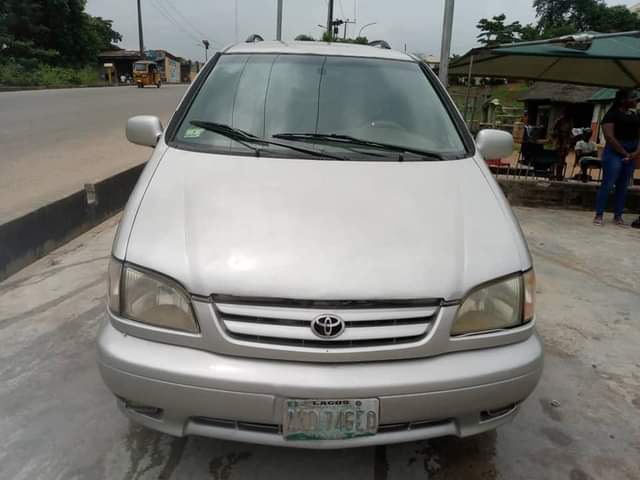 A picture of Toyota sienna 2002