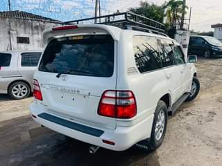 A picture of LAND CRUISER VX V8