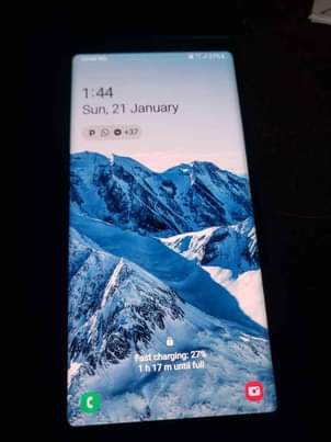A picture of Samsung note 9 working perfect ok little crack screen