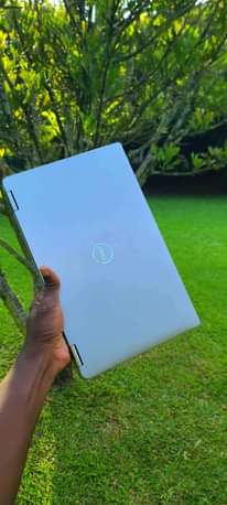 A picture of Dell latitude 7400 0758840296