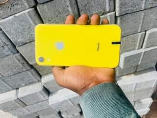 A picture of i phone xr no face 128 gb