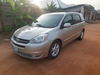A picture of Toyota sienna 2005 model