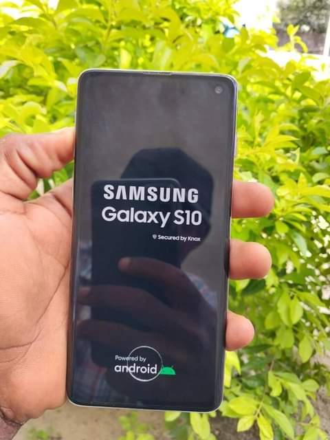 A picture of SAMSUNG S10