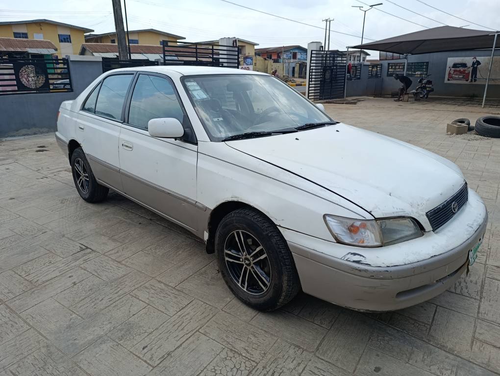 A picture of Toyota Corona 2001
