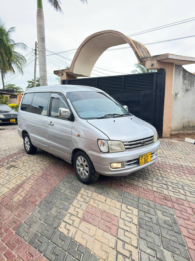 A picture of TOYOTA NOAH SR40