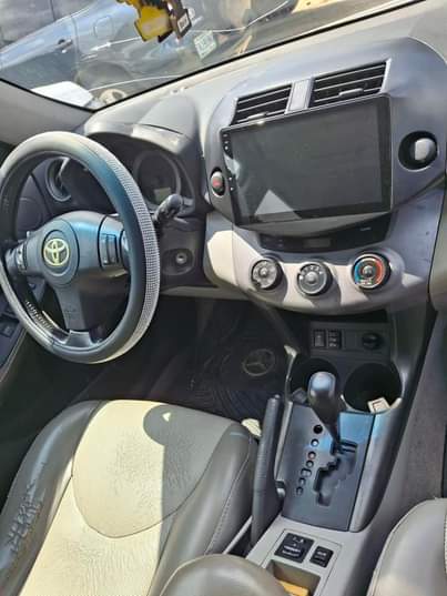A picture of 2009 toyota rav4 super clean and fresh