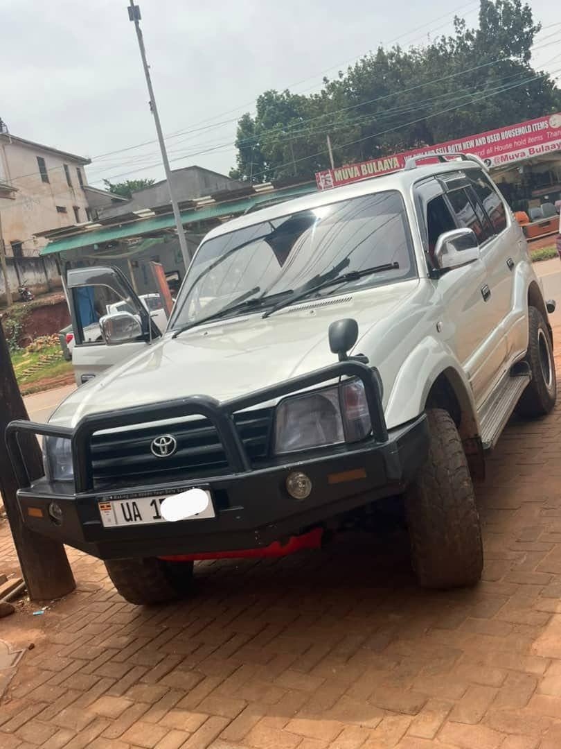 A picture of TOYOTA LAND CRUISER TX 1KZ