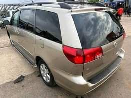 A picture of REGISTERED 2005 TOYOTA SIENNA XLE Barley Used First body Leather