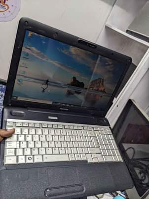 A picture of Toshiba satellite core2duo mwenye anaweza kuwahi makumbusho stand aje na