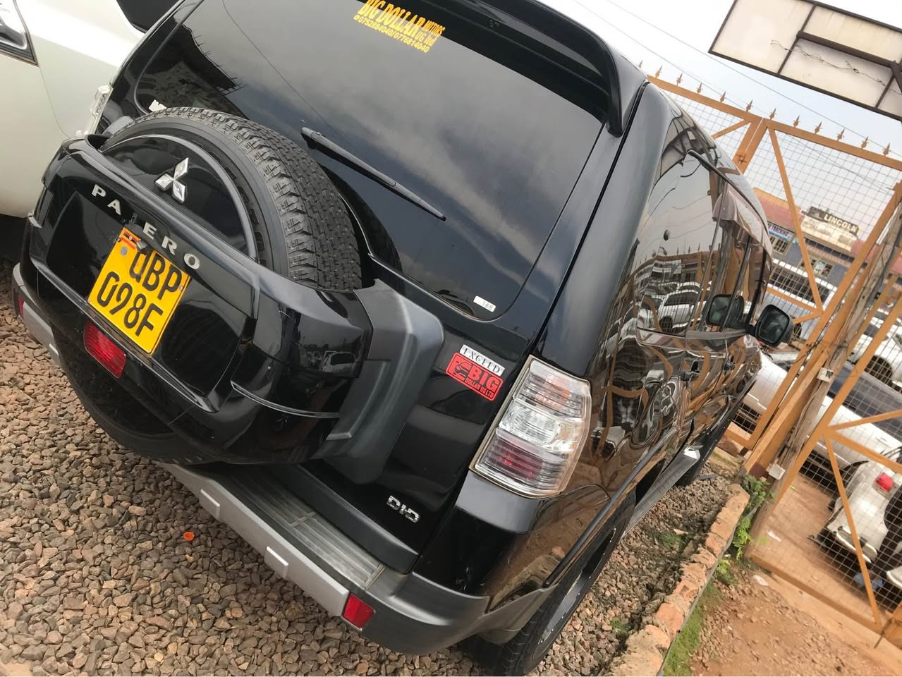 A picture of mitsubishi pajero bitama