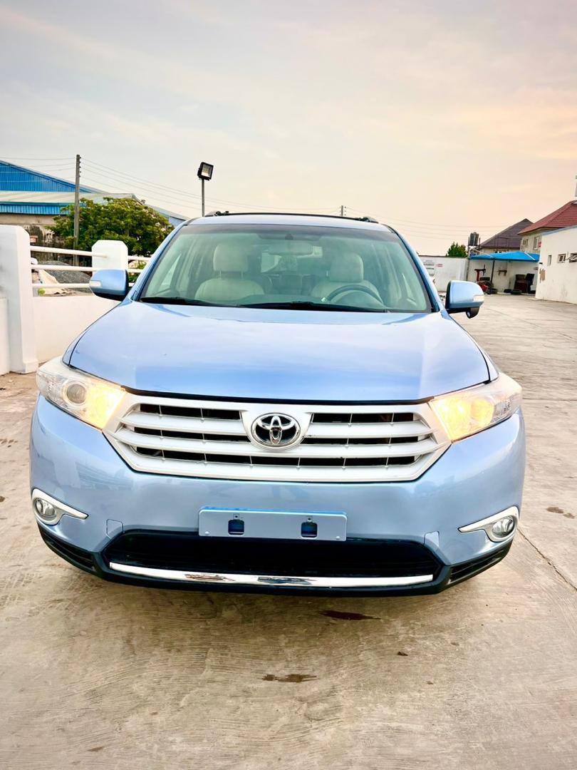 A picture of Super Clean upgraded Toyota Highlander 2012 model