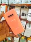 A picture of Samsung s10e