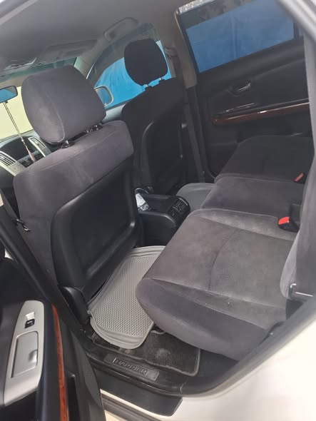 A picture of TOYOTA HARRIER WHITE COLOUR