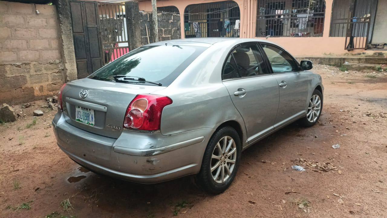 A picture of clean 2096 Toyota avensis