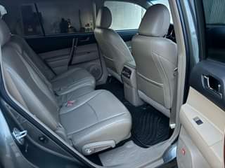 A picture of Toyota highlander limited edition 2012