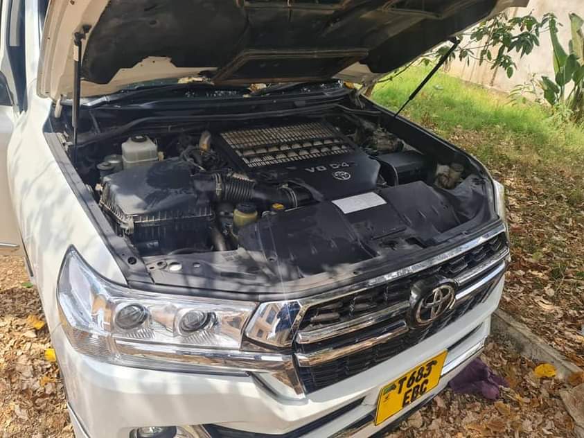 A picture of TOYOTA LANDCRUISER VXR V8 GOOD NEW FOR SELL 90M SO