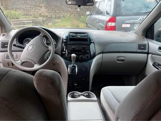 A picture of Toyota Sienna 2006 clean like Belgium 08022585523 call me for