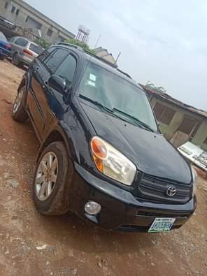 A picture of URGENT SALE Clean Reg 06 Toyota RAV4 fabrics seat 4