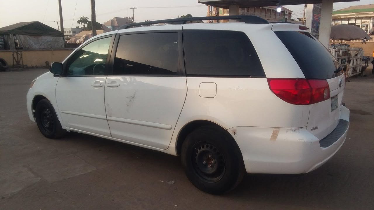 A picture of TOYOTA SIENNA 2008 model
