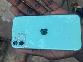 A picture of Iphone 11 64gb