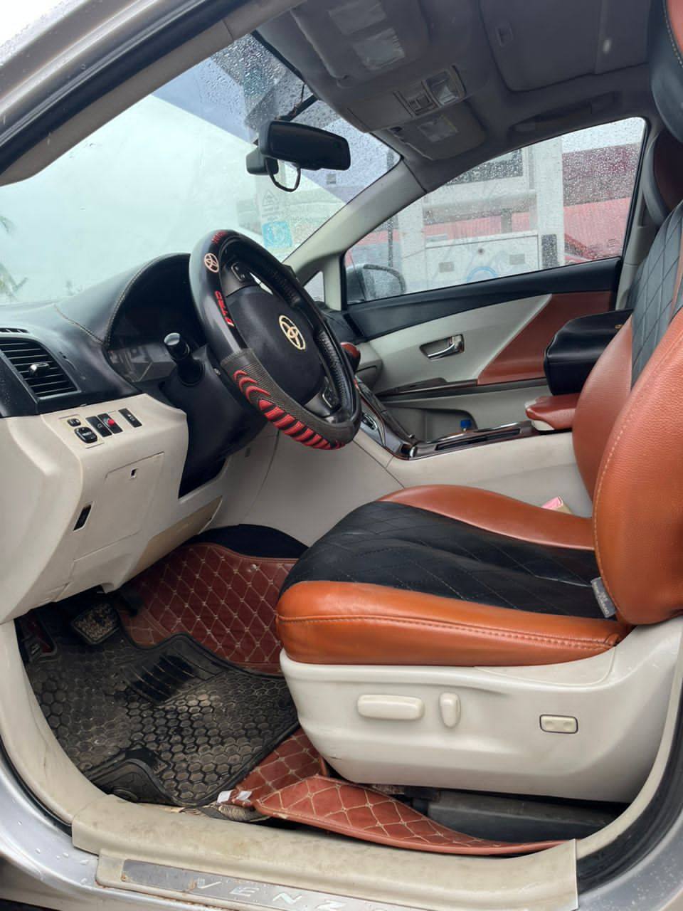 A picture of Toyota Venza 2010. Thumbstart. Full option with android screen and