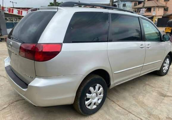 A picture of Very Clean Toyota sienna 2005 First body Engine sound 100
