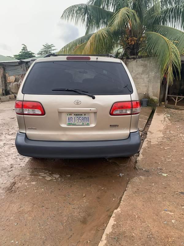 A picture of First body Belgium grade register 2003 Toyota sienna with verify