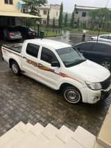 A picture of manual Hilux 2014